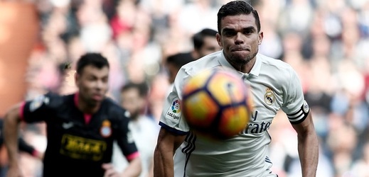Fotbalový obránce Pepe v dresu Realu Madrid. 