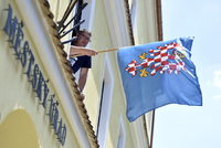 Moravská vlajka na radnici Moravského Krumlova.