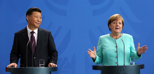 Čínský prezident Si Ťin-pching spolu s německou kancléřkou Angelou Merkelovou.