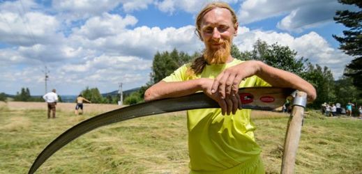 David Vostrovský, nejrychlejší kosáč s kosou dlouhou 135 cm.