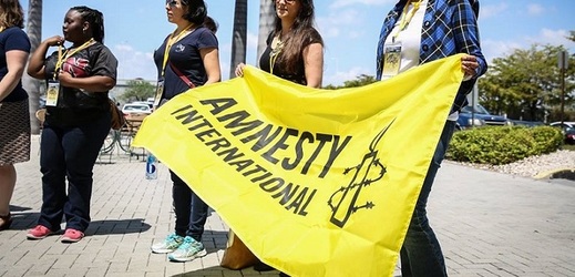 Amnesty International je celosvětové hnutí, které monitoruje porušování lidských práv a iniciuje kampaně proti jejich porušování.