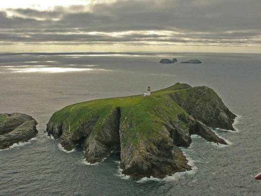 Temný maják utonulých Eilean Mor na Flannanských ostrovech.