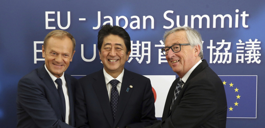 Zleva předseda Evropské rady Donald Tusk, japonský premiér Šinzó Abe a předseda Evropské komise Jean-Claud Juncker.