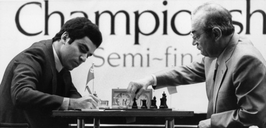 Garri Kasparov v šachovém utkání s Viktorem Korčnojem (ilustrační foto)