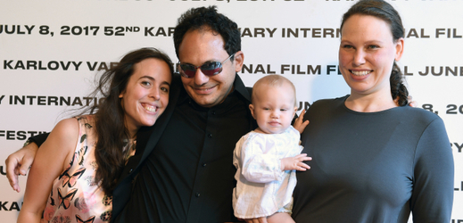 Zleva herci Samantha Elisofonová a Brandon Polansky a režisérka filmu Rachel Israelová na festivalu v Karlových Varech.