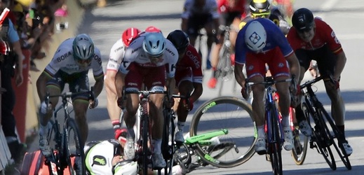 |Mark Cavendish padá po kolizi s Peterem Saganem