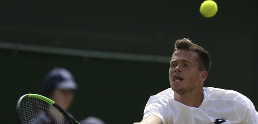 Adam Pavlásek v utkání proti Novaku Djokovičovi ve Wimbledonu.