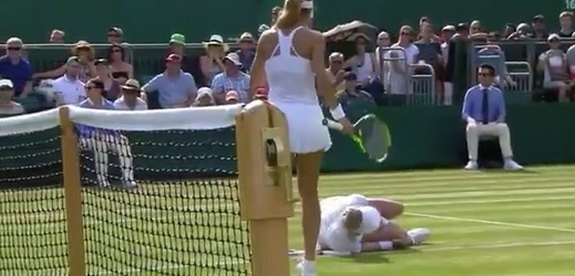 Americká teniska Bethanie Matteková-Sandsová se svíjí v bolestech na kurtu.