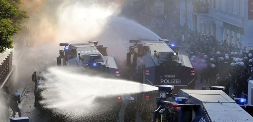 Protest v Hamburku a policejní zákrok.