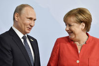 Vladimir Putin a Angela Merkelová. 