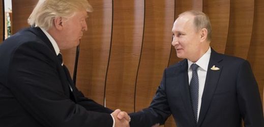 Zleva Donald Trump a Vladimir Putin.