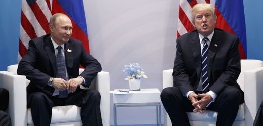 Prezident Ruska Vladimir Putin (vpravo) a  prezident USA Donald Trump (vlevo)