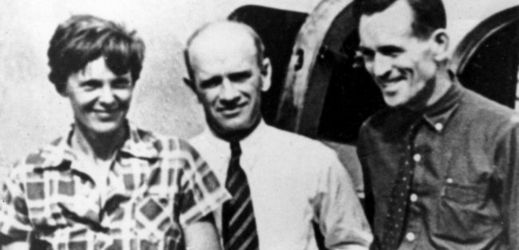 Zleva Amelia Earhartová, její navigátor Fred Noonan a F.C. Jacobs.