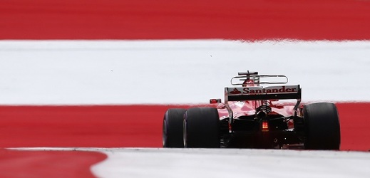 Vůz stáje Ferrari na okruhu (ilustrační foto)