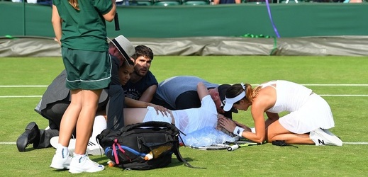 Bethanie Matteková- Sandsová se zranila při utkání v čtyřhře ve Wimbledonu.
