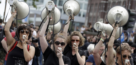 Snímek ze sobotního protestu proti summitu G20 v Hamburku.