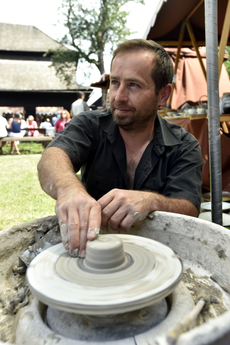 Na snímku Aleš Dančák ukazuje práci s hlínou.