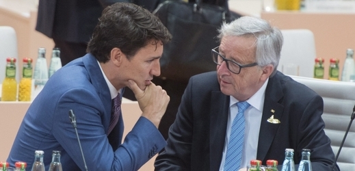 Kanadský premiér Justin Trudeau (vlevo) a předseda Evropské komise Jean-Claude Juncker.