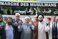 30 imámů v Paříži na Champs-Élysées před cestou.