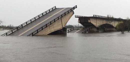 Poškozený most v Argentině.