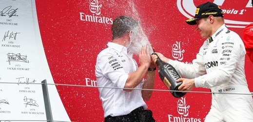 Finský pilot F1 Valtteri Bottas se raduje z vítězství (vpravo).