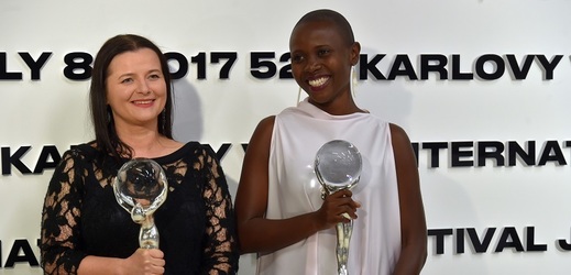 Předáním cen vyvrcholil 8. července 52. ročník Mezinárodního filmového festivalu Karlovy Vary. Cenu za nejlepší ženský herecký výkon převzaly Jowita Budniková (vlevo) a Eliane Umuhireová ex-aequo za role ve filmu Ptáci zpívají v Kigali.