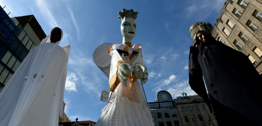 Divadelní festival zahájí průvod obřích loutek centrem Prahy.