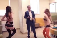 Muž do banky přivedl striptérky, aby ukázal personálu, jak mají jednat se zákazníky.