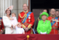 Zleva vévodkyně Kate s dětmi a princem Williamem, královna Alžběta II. s princem Philipem. 
