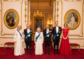 Část královské rodiny. Zleva vévodkyně z Cornwallu Camilla s manželem a korunním princem Charlesem, královna Alžběta II. s manželem princem Philipem, princ William s vévodkyní a chotí Kate.