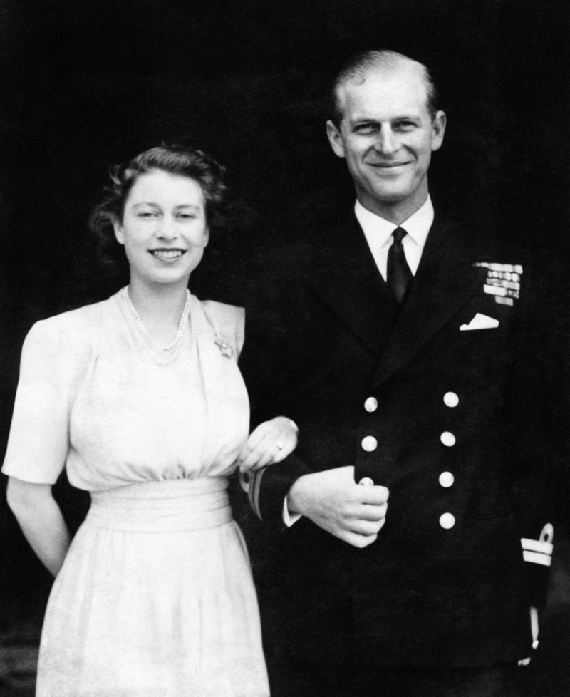 Královský oficiální životopisec sir John Wheeler-Bennett si vzpomněl, že se tehdejší princezna Alžběta zamilovala do Philipa na první pohled.