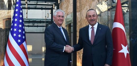 Rex Tillerson a turecký ministr zahraničí Mevlut Cavusoglu.