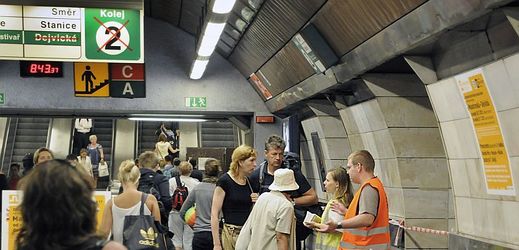 Na přestupní stanici metra Muzeum čeká na cestující dopravní omezení (ilustrační foto).