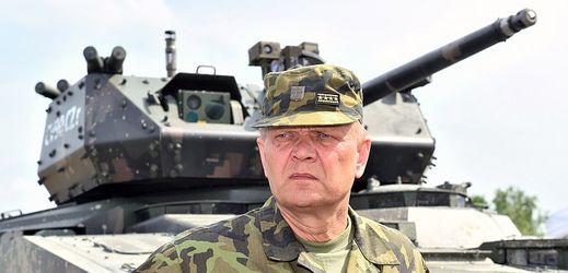 Náčelník generálního štábu Josef Bečvář u vozidla CV90.