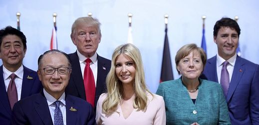 Lídři zemí G20 na summitu v Hamburku. Horní řada zleva: Šinzó Abe, Donald Trump a Justin Trudeau. Dolní řada zleva: Jim Yong Kim, Ivanka Trumpová a Angela Merkelová.