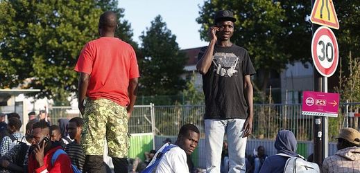 Migranti v pouličním táboře v Paříži (ilustrační foto).