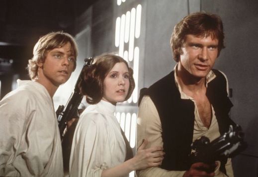 Harrison Ford (vpravo) jako Han Solo, Mark Hamill (vpravo) jako Luke Skywalker a Carrie Fisherová jako princezna Leia.
