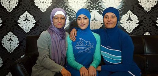 Ženy v muslimských plavkách burkinách (ilustrační foto).