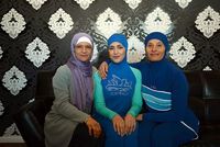 Ženy v muslimských plavkách burkinách (ilustrační foto).