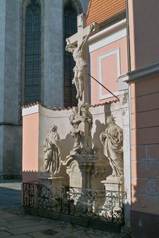 Sousoší Kalvárie od Josefa Dietricha z roku 1741 na Piaristkém náměstí.