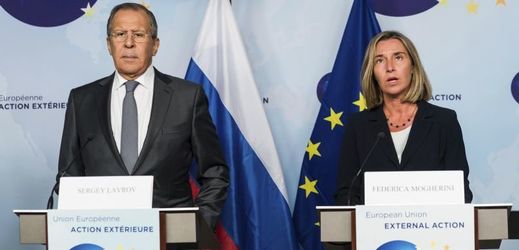 Šéfka zahraniční politiky EU Federica Mogheriniová a ruský ministr zahraničí Sergej Lavrov.
