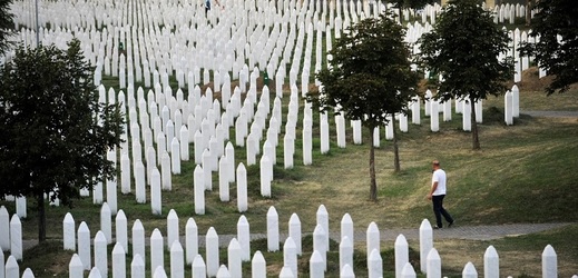 Pamětní hřbitov Potočari u Srebrenice. 
