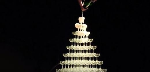 Rekordně vysoká pyramida ze skleniček na šampaňské.
