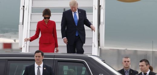 Prezident Donald Trump a Melania Trumpová při výstupu z letadla. 