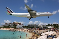 Letadlo přistává na Mezinárodní letišti princezny Juliany na ostrově Svatý Martin.