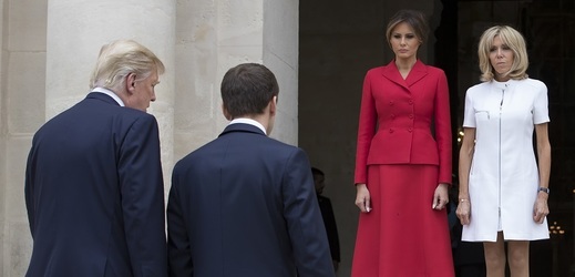 Donald Trump s Emmanuelem Macronem a jejich manželky Melania a Brigitte.