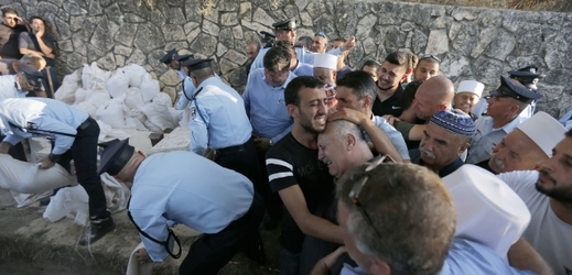 Snímek z pohřbu izraelského policejního důstojníka, který zemřel po pátečním útoku v Jeruzalémě.