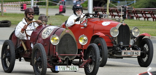 Z brněnského výstaviště odstartoval závod historických sportovních vozů a motocyklů.