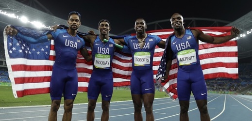 Běžec Gil Roberts a parťáci do štafety se radují ze zlaté medaile na olympijských hrách v Riu. 