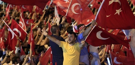 Desítky až stovky tisíc lidí se v Istanbulu účastnily pochodu k Mostu mučedníků.